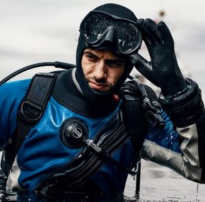 Choisir sa combinaison de plongée sous-marine : avec cagoule séparée ou attenante